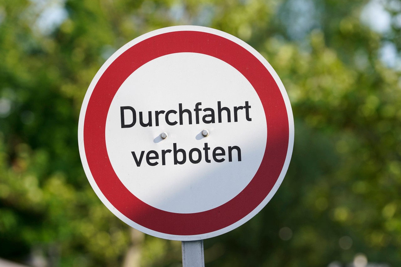 Weil die Sonne einen Autofahrer in Bad Sulza geblendet hatte, übersah ein „Durchfahrt verboten“-Schild. (Symbolbild)