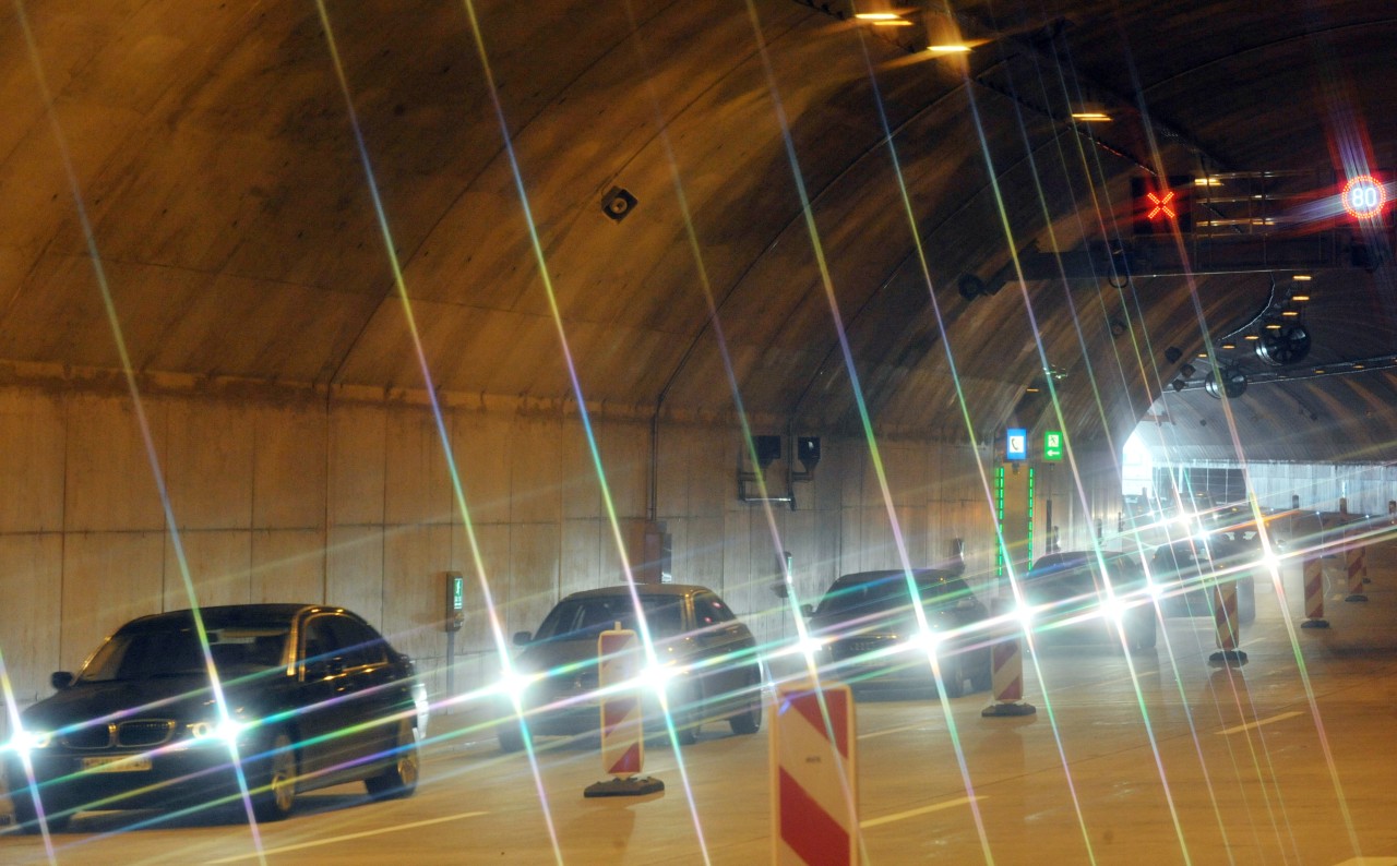 Im Lobdeburg-Tunnel an der A4 in Jena wird gerne mal aufs Gas gedrückt. (Archivbild)