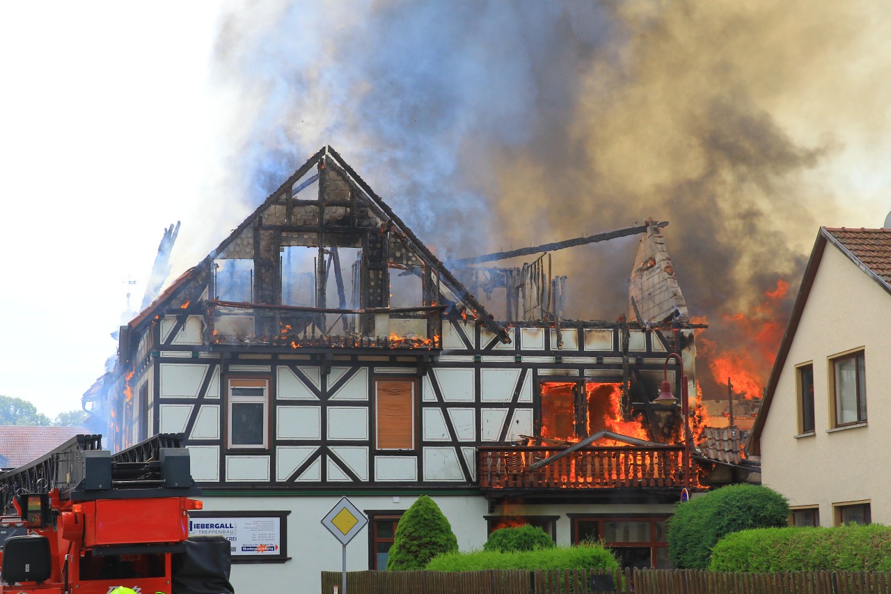 Thüringen: In Birkenhügel brach ein Feuer in einem Dachstuhl aus, es kam zu einer starken Rauchentwicklung.