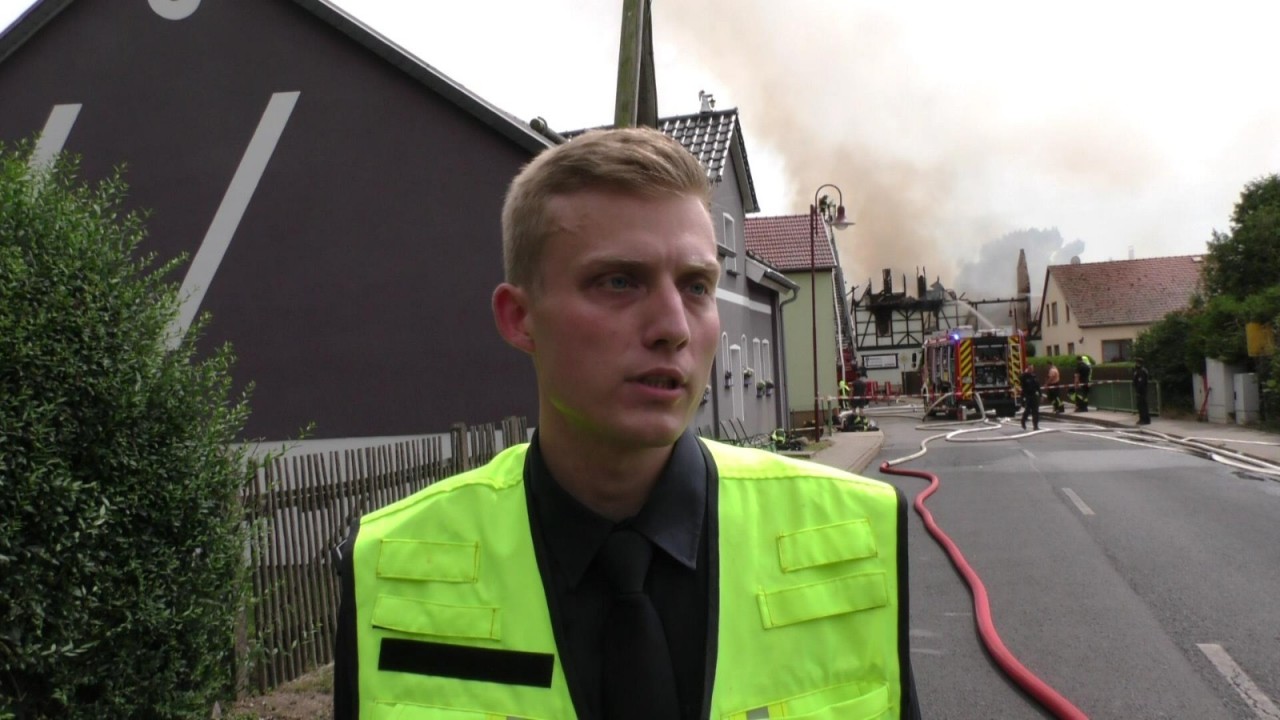 Einsatzleiter Marvin Herting berichtet von der schwierigen Löschwassersituation in Bothenheilingen.