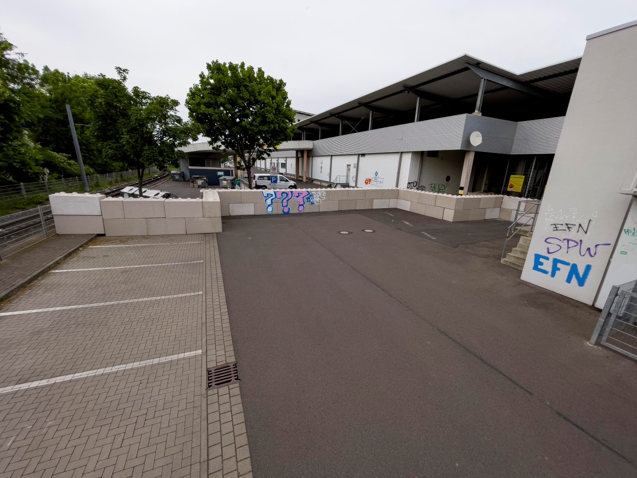 Mehr als einen Monat hat die Mauer hinter der Vilnius-Passage in Erfurt den Weg versperrt. (Archivbild)