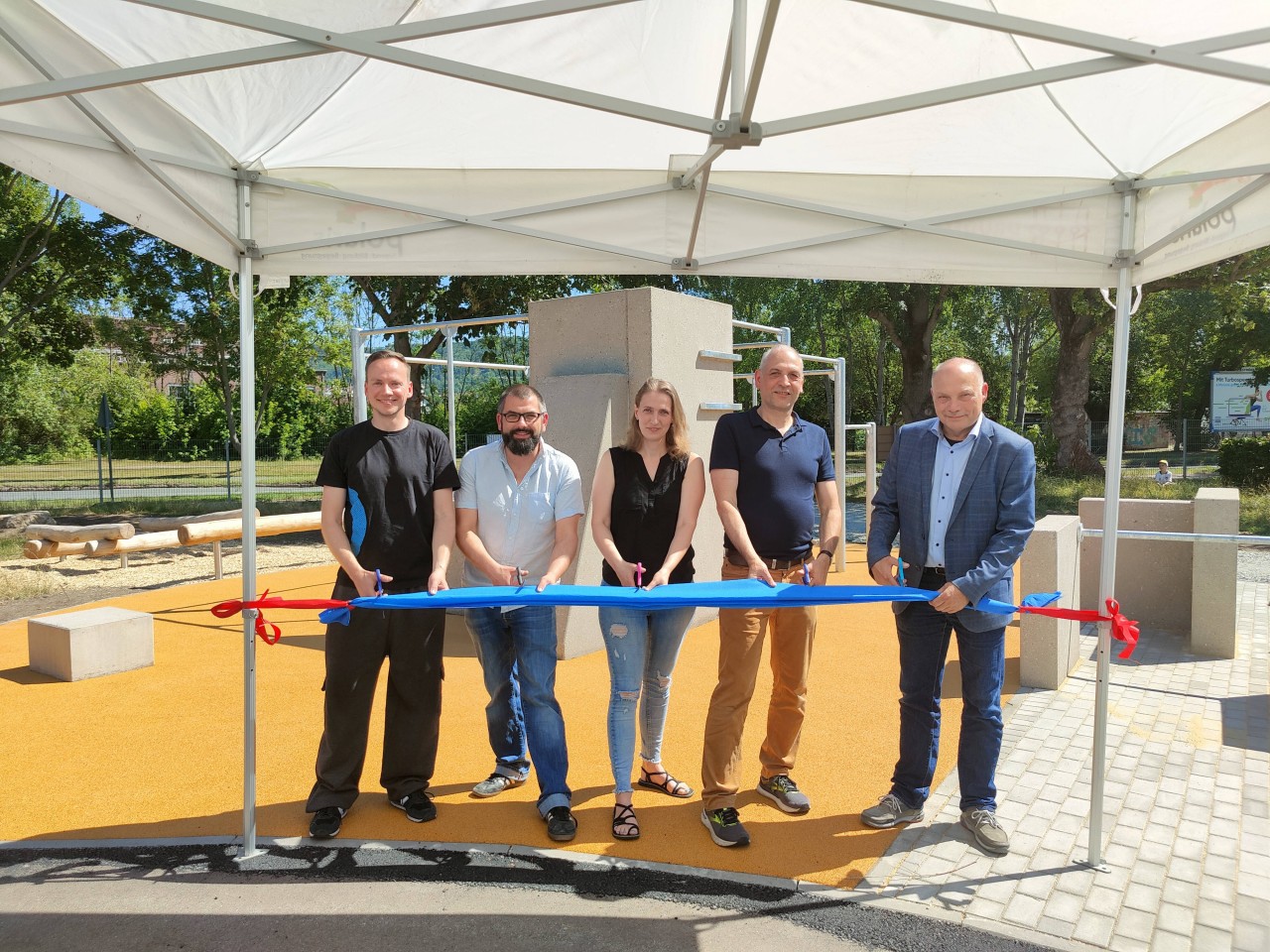 Die neue Parkour-Anlage in Jena ist endlich eröffnet. Von links: Alexander Zaschobarenko (Parkour-Sportler), Orteilsbürgermeister Dr. Christoph Vietze, polaris-Leiterin Inga Riedel, Herik Neumann (Fachdienstleiter Stadtplanung) und Dezernent Eberhard Hetzsch