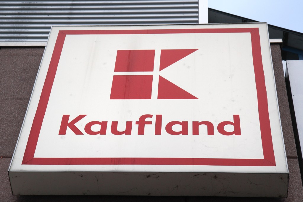 Kaufland Zeichen an Außenfassade