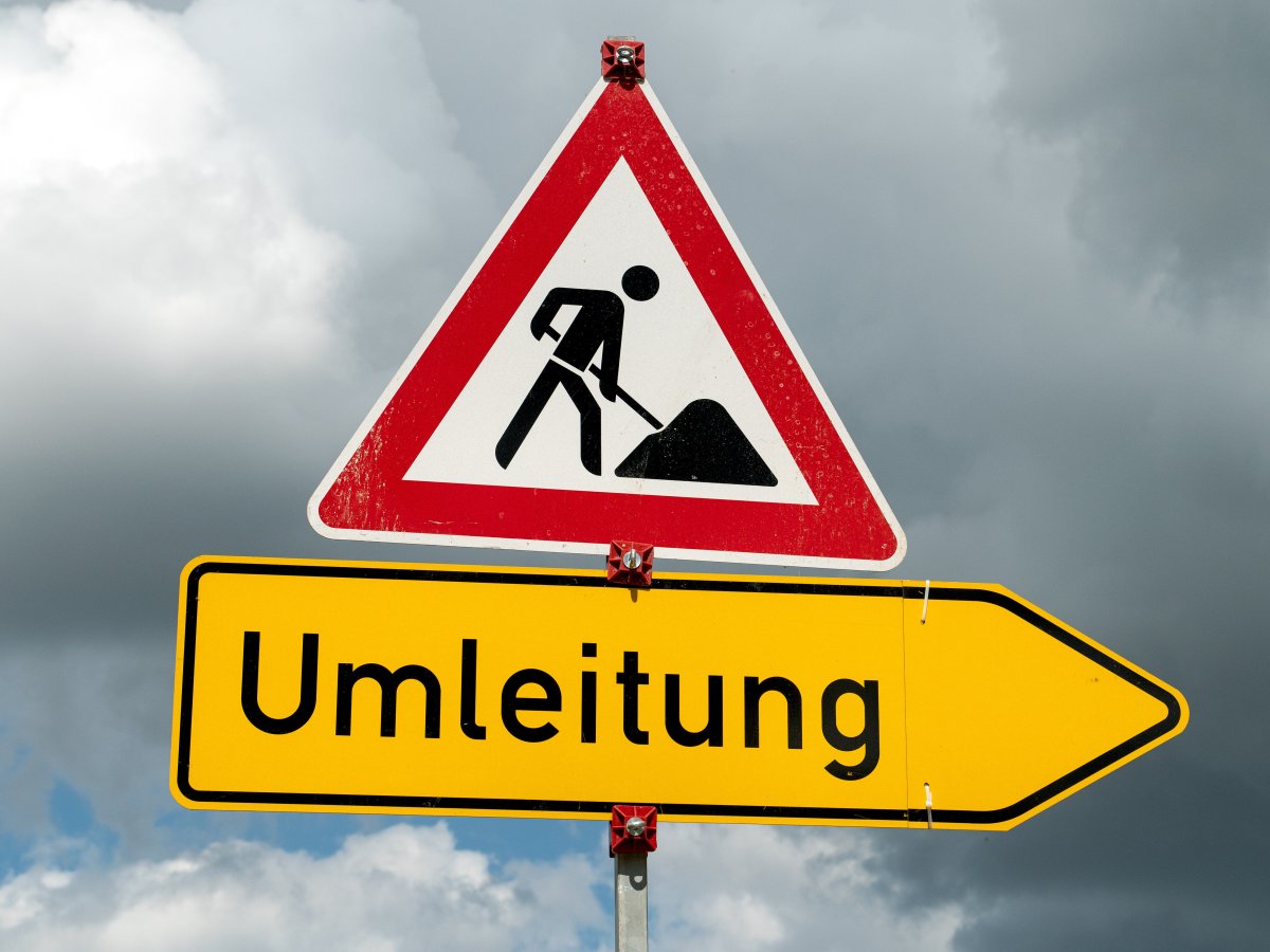 Baustellenschild und Umleitungsschild