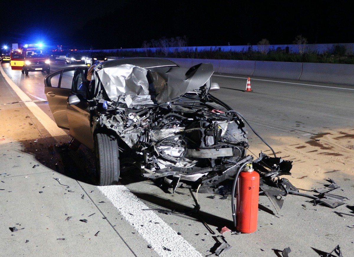 Eine Familie hat sich bei dem Unfall auf der A4 bei Jena schwer verletzt. 