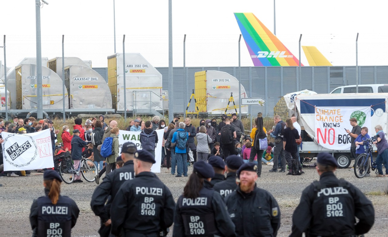 Vor dem Flughafen Leipzig/ Halle hat sich die Situation auch am Samstag noch nicht beruhigt! 