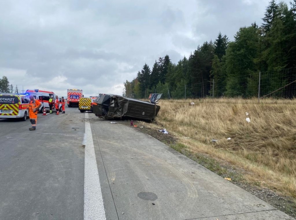 Kleintransporter liegt auf Seite an der A9