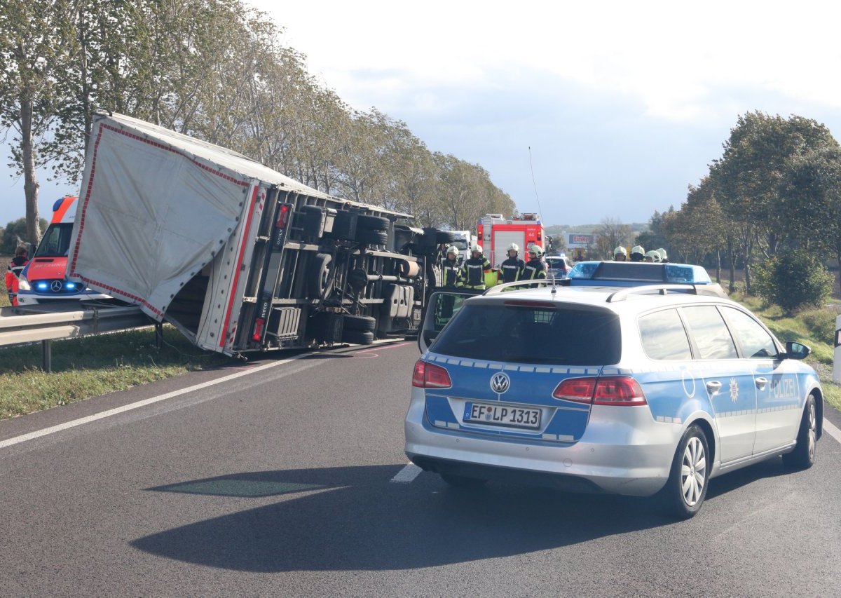 Sturm: Lkw auf B4 bei Erfurt umgeweht