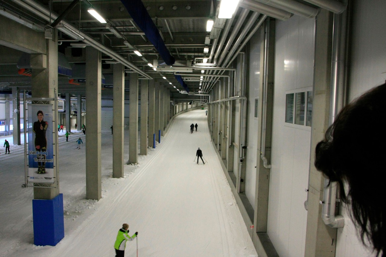 Die Skisport-Halle in Oberhof im Thüringer Wald ist einzigartig und hat zwischen dem Alpinhang und dem Biathlon-Stadion ihren Platz gefunden. Auf 10.000 qm wurde hier ein Paradies für Freizeit- und Leistungssportler erschaffen.