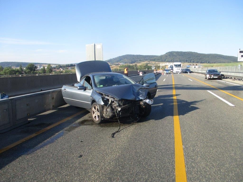 Beim Unfall auf der A4 in Thüringen entstand ein geschätzter Sachschaden von etwa 20.000 Euro.