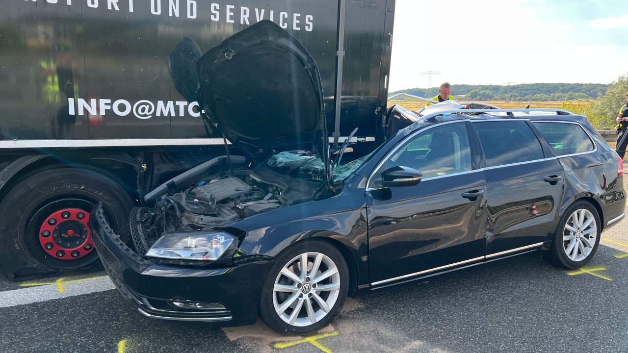 Der VW wurde bei dem Unfall auf der A4 in Thüringen total zerquetscht.