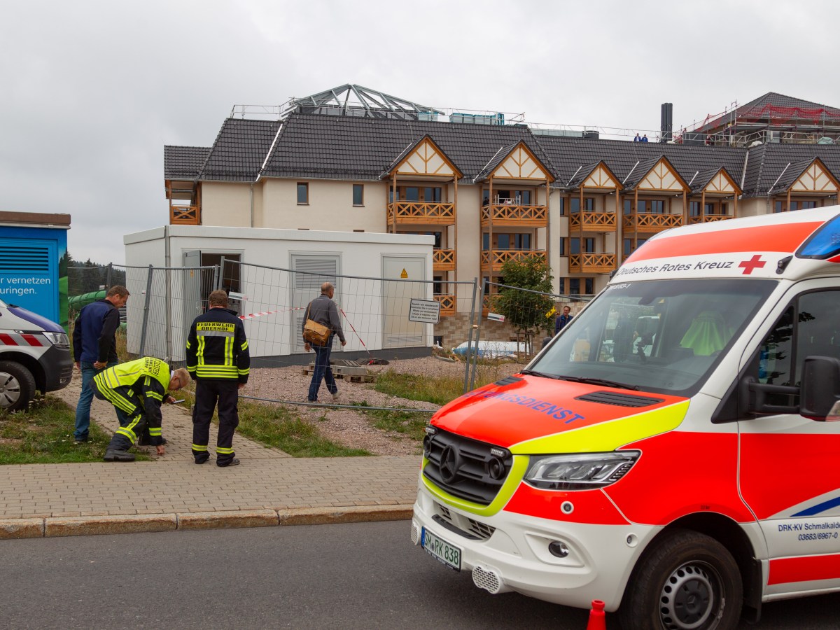 Rettungswagen steht vor TrafohÃ¤uschen mit FeuerwehrmÃ¤nnern davor