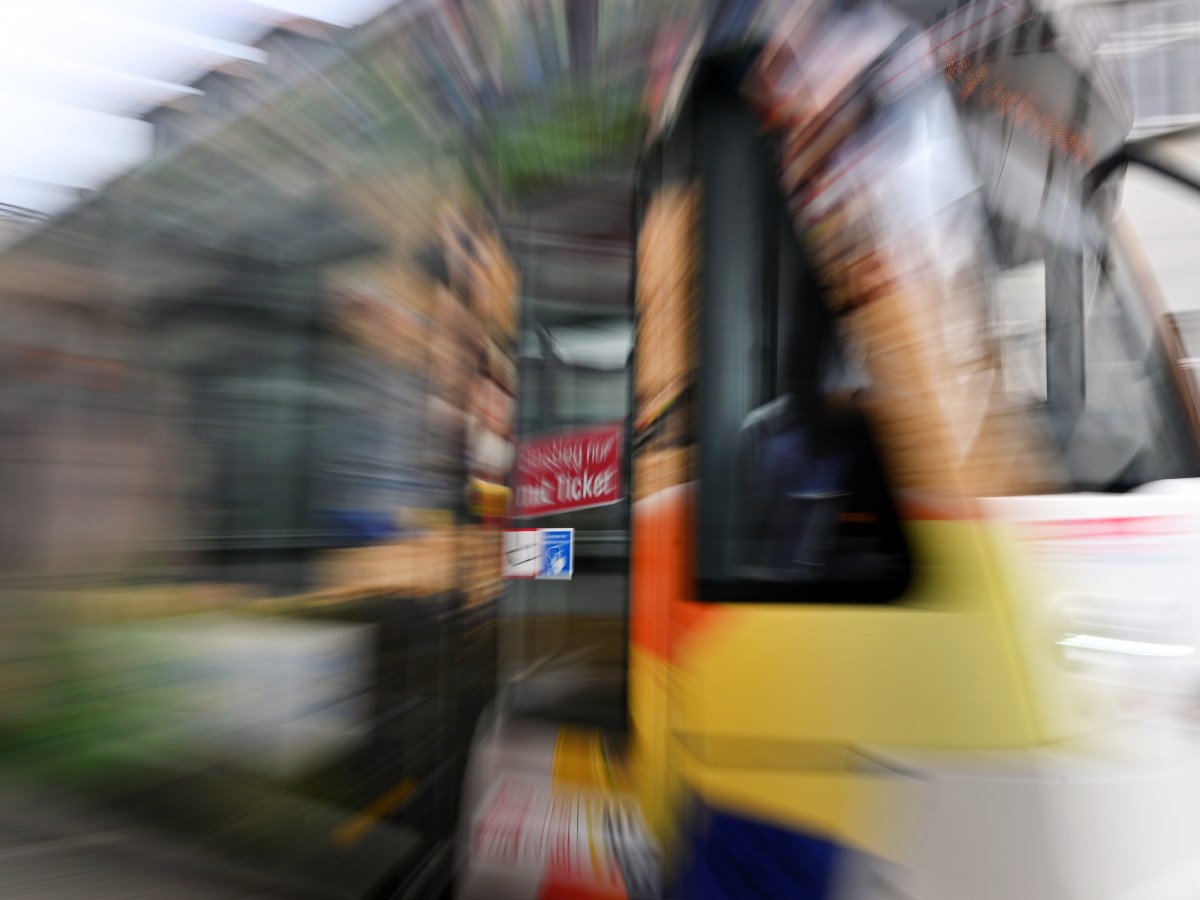 Eine Straßenbahn hat in Erfurt eine Frau erfasst.