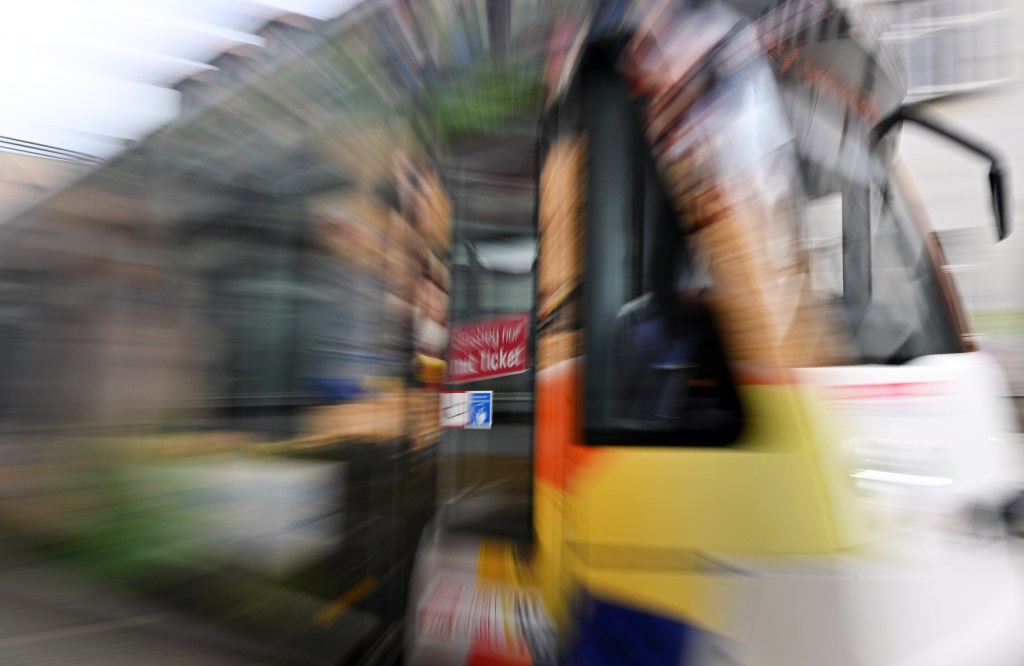 Eine Straßenbahn hat in Erfurt eine Frau erfasst.