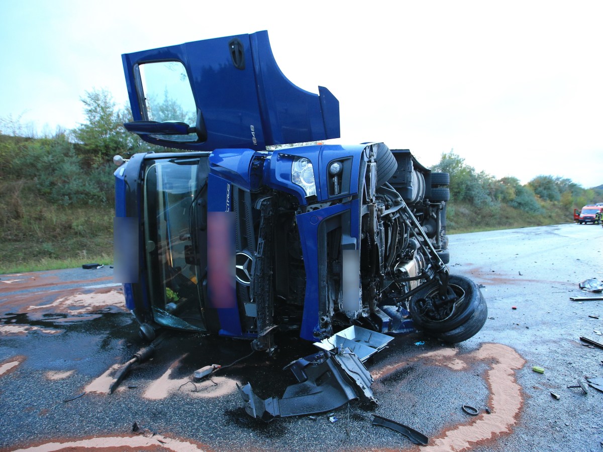 A38 in ThÃ¼ringen Lkw liegt auf der Autobahn