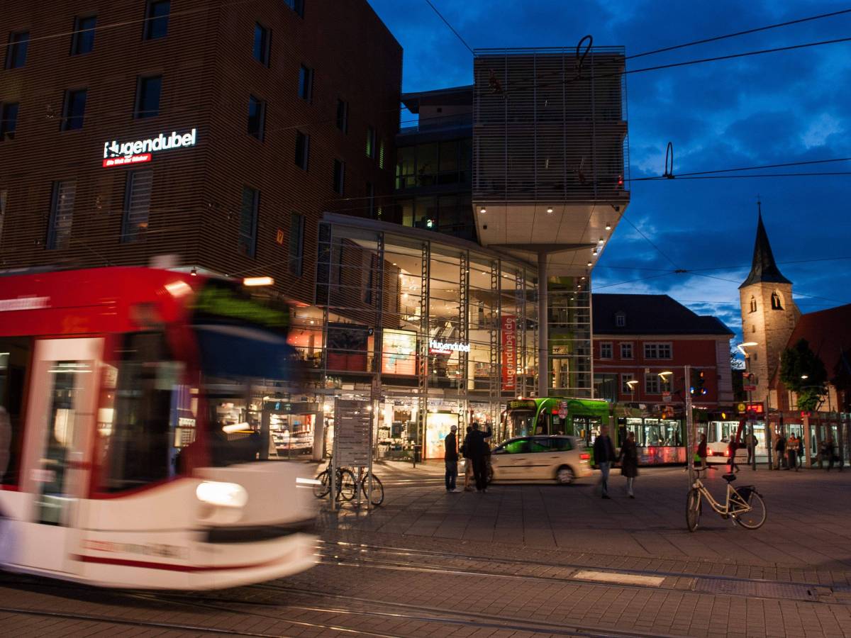 Nächtliche Straßenbahnfahrt durch Erfurt