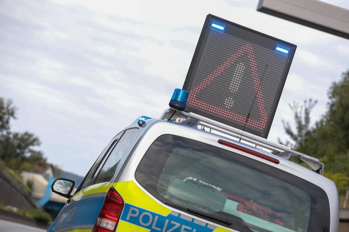 Symbolbild Polizei sperrt Autobahn Ein Streifenwagen steht mit Blaulicht auf einer gesperrten Autobahn und hat eine groß