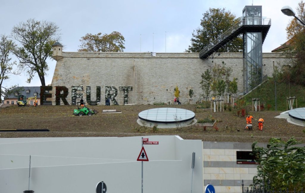 Blick auf den Erfurt-Schriftzug am Petersberg