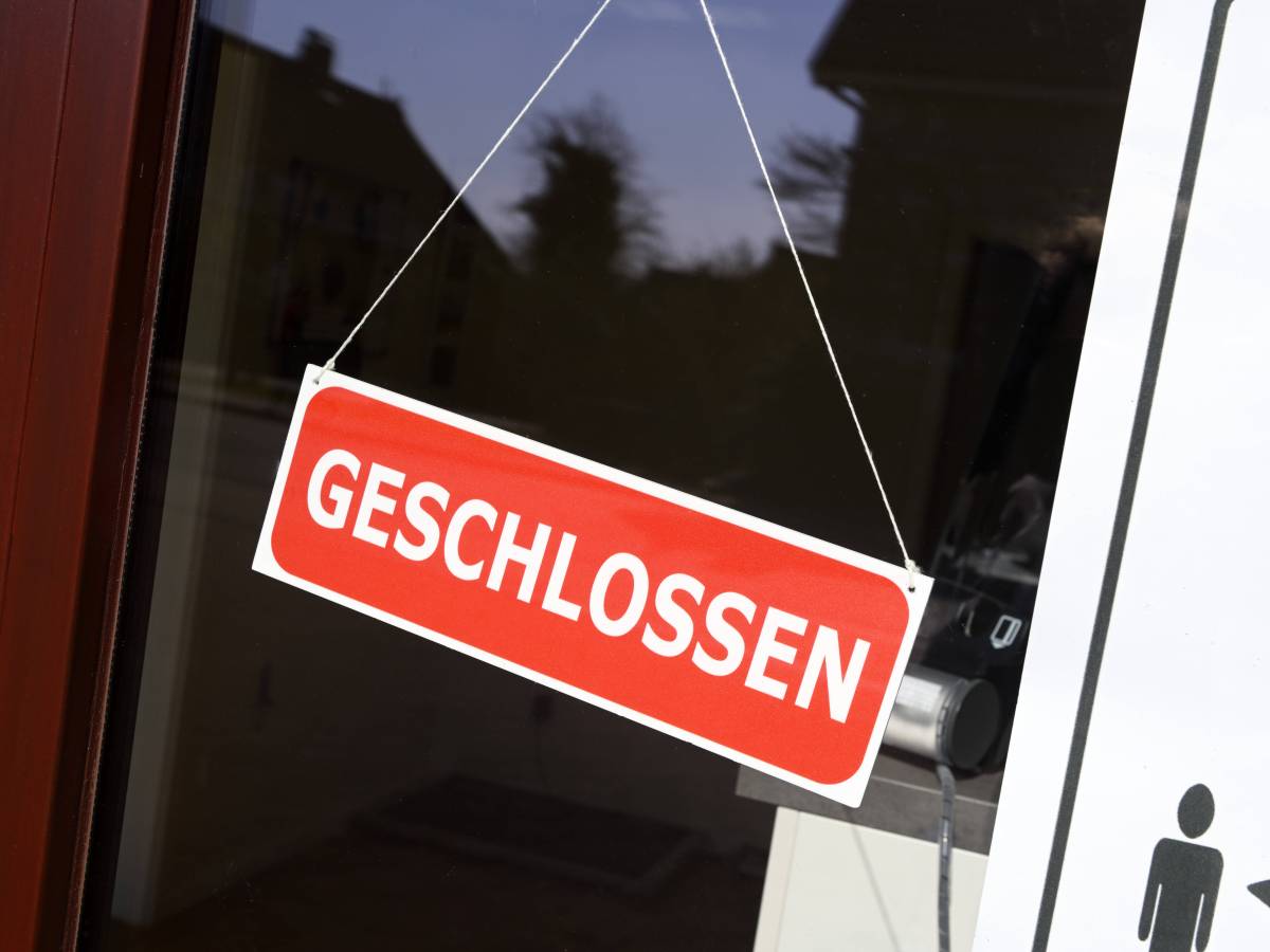 Geschlossen-Schild hÃ¤ngt am Laden