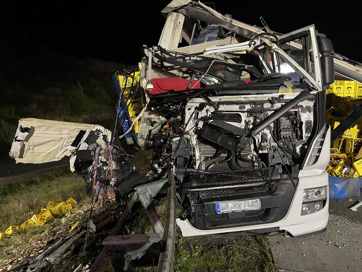 Unfall auf A9 in THÃ¼ringen: GetrÃ¤nke-Laster kracht in Pannen-Sattelzug