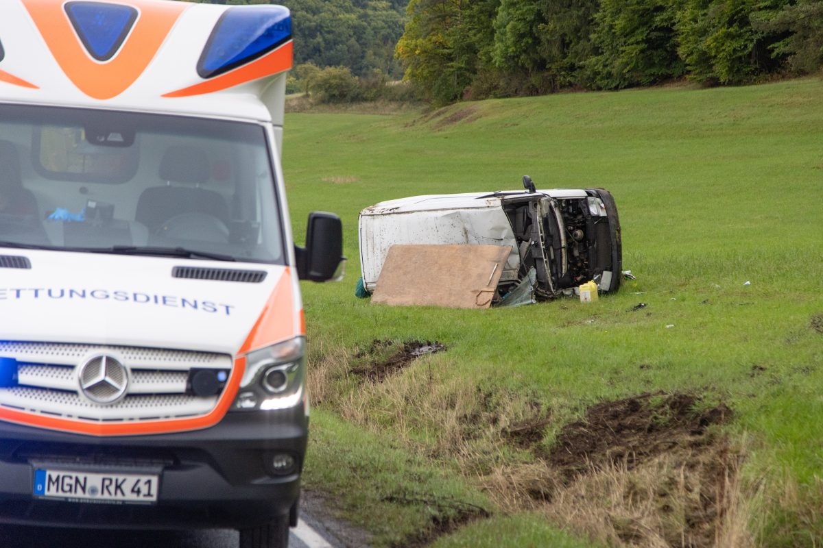 Rettungsdienstwagen steht vor verunfalltem Auto