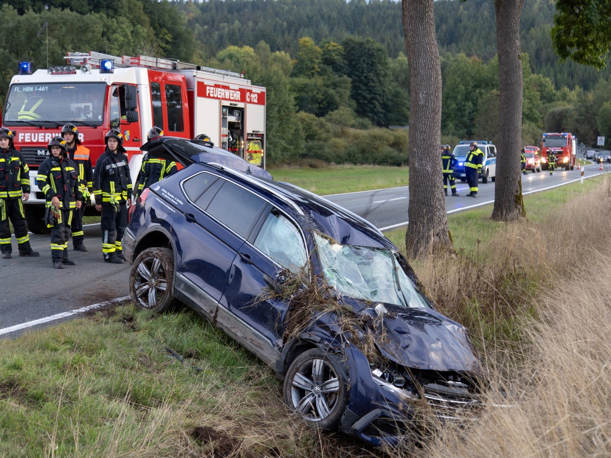 Auto liegt im StraÃŸengraben