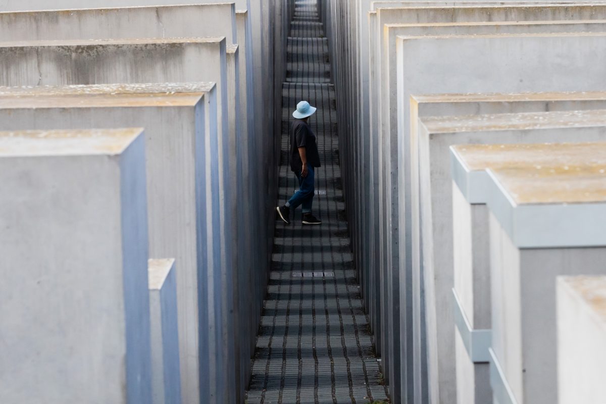 Frau geht durch Holocaust-Mahnmal in Berlin