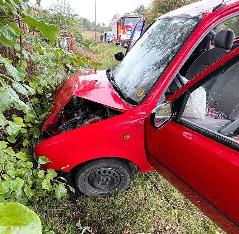 Unfallauto kracht in Baum