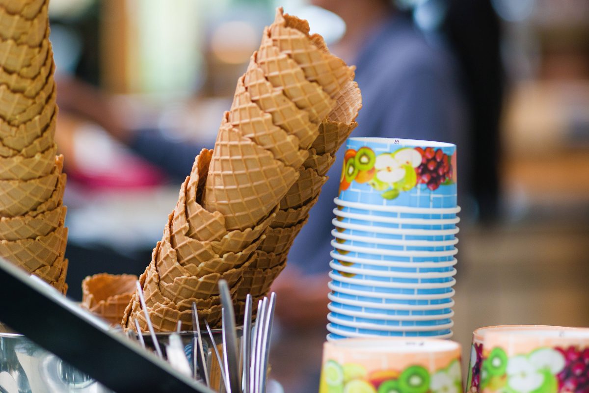 Eiswaffeln und Eisbecher auf einer Theke