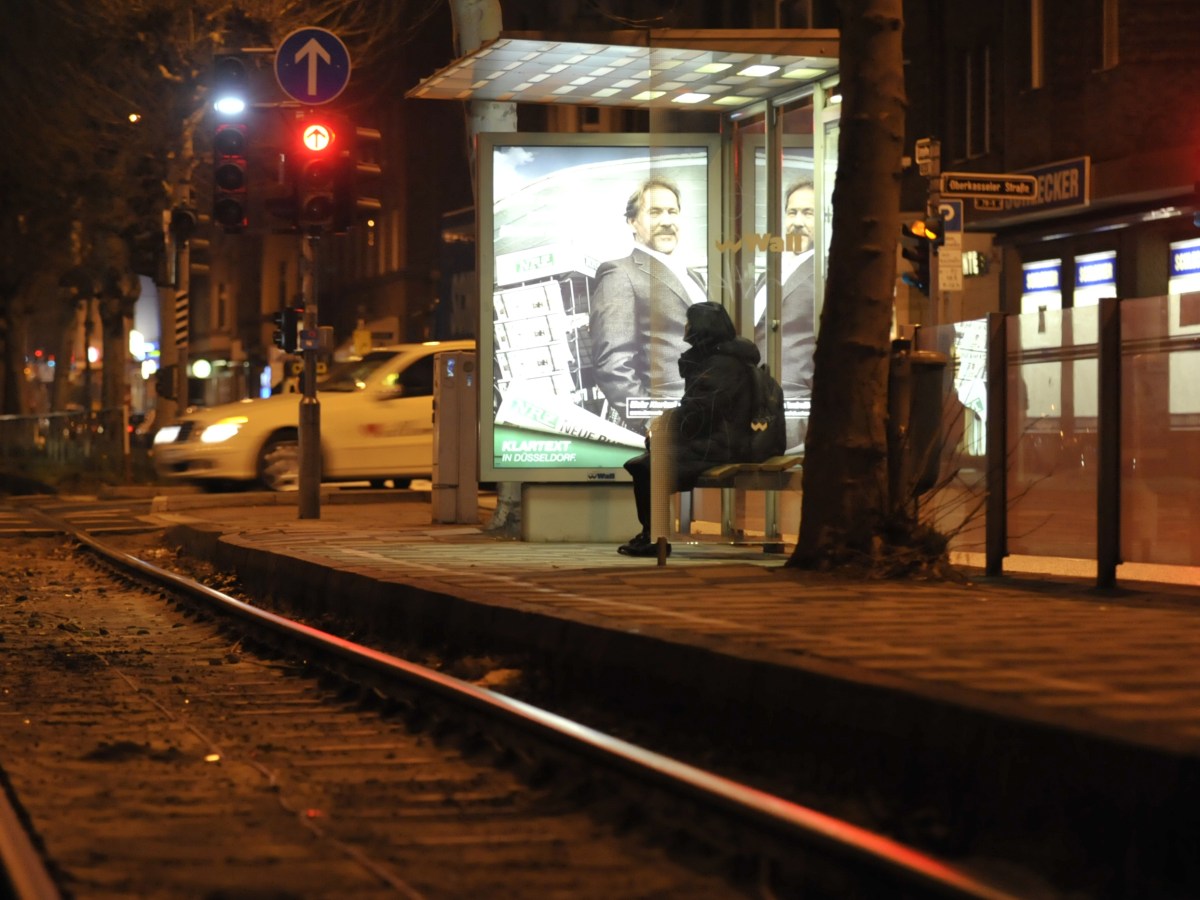 ThÃ¼ringen Frau wartet auf StraÃŸenbahn