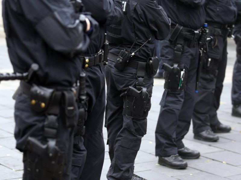 Thüringer Polizeibeamte werden mit neuen Waffen ausgestattet.