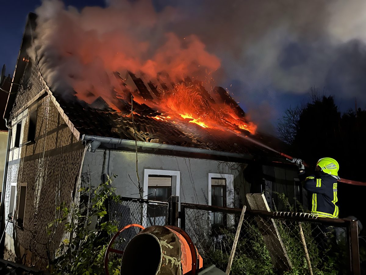 ThÃ¼ringen: Saunabrand in SchmÃ¶lln breitet sich aus: Flammen schlagen aus dem Dach!