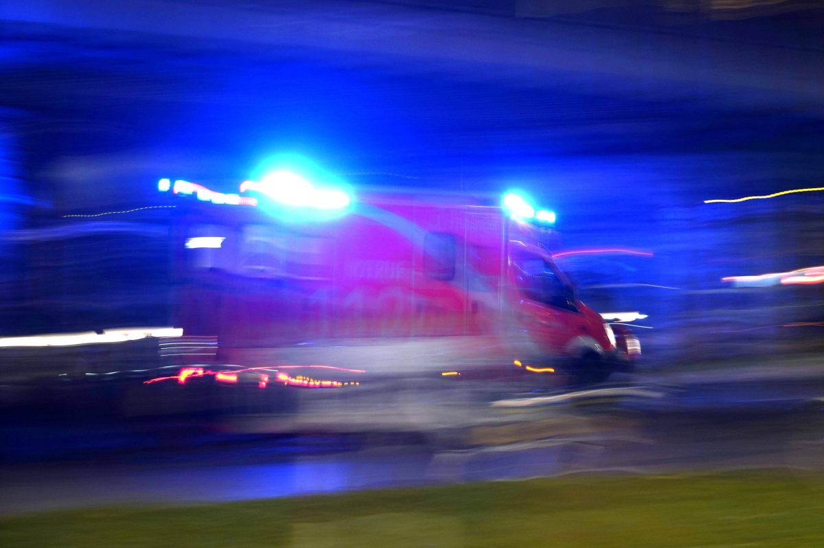 Ein Autofahrer ist in Gera in einen Rettungswagen gekracht! Dann kam Erschreckendes ans Licht. (Symbolbild)