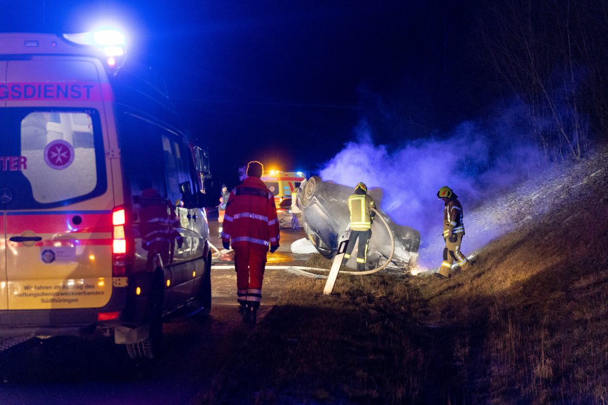 Skoda kommt von Fahrbahn ab und überschlägt sich: 83-Jähriger schwer verletzt