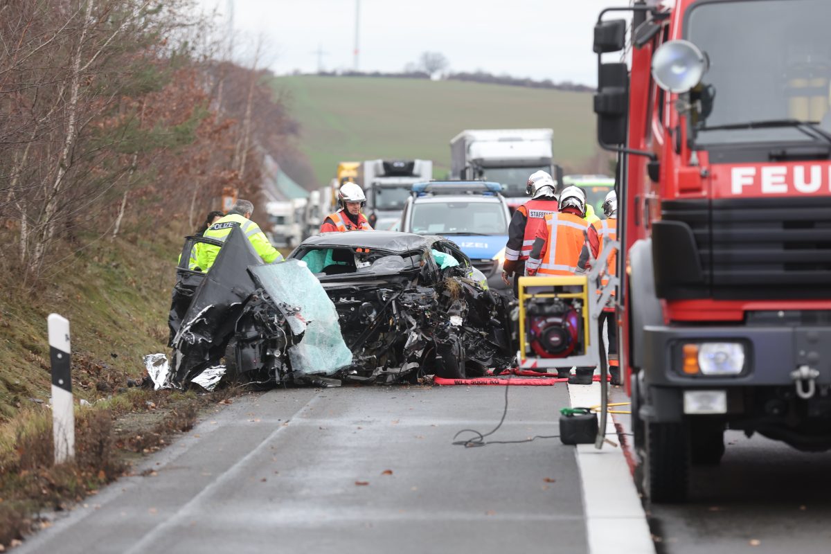 Rettungskräfte arbeiten an einer Unfallstelle auf der A4.