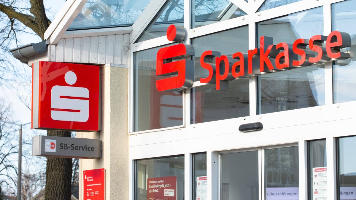 Die Türen der SB-Filiale der Sparkasse in Weimar bleiben vorerst geschlossen. (Symbolbild)