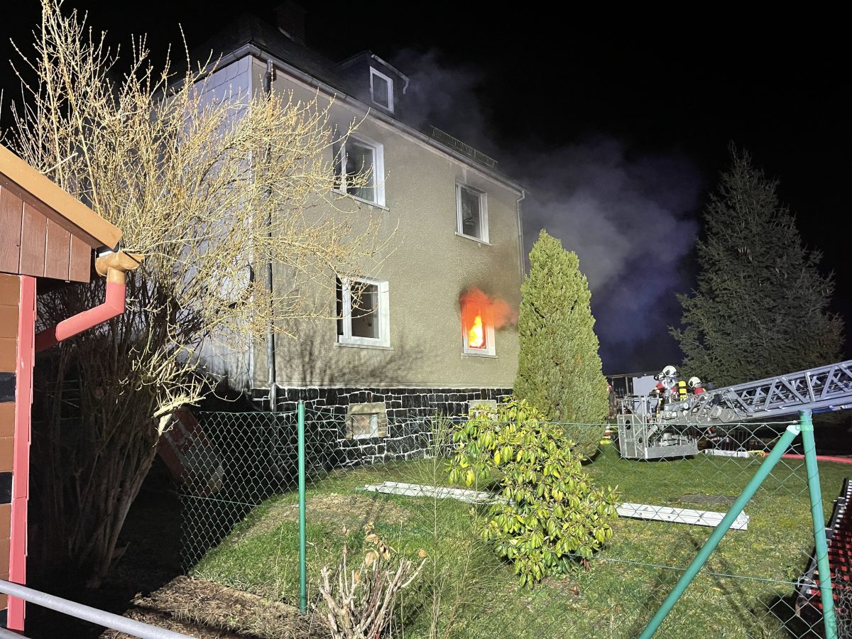 Das Feuer wurde durch die Feuerwehr schnell bekÃ¤mpft. Der Rettungsdienst versorgte die Verletzten.