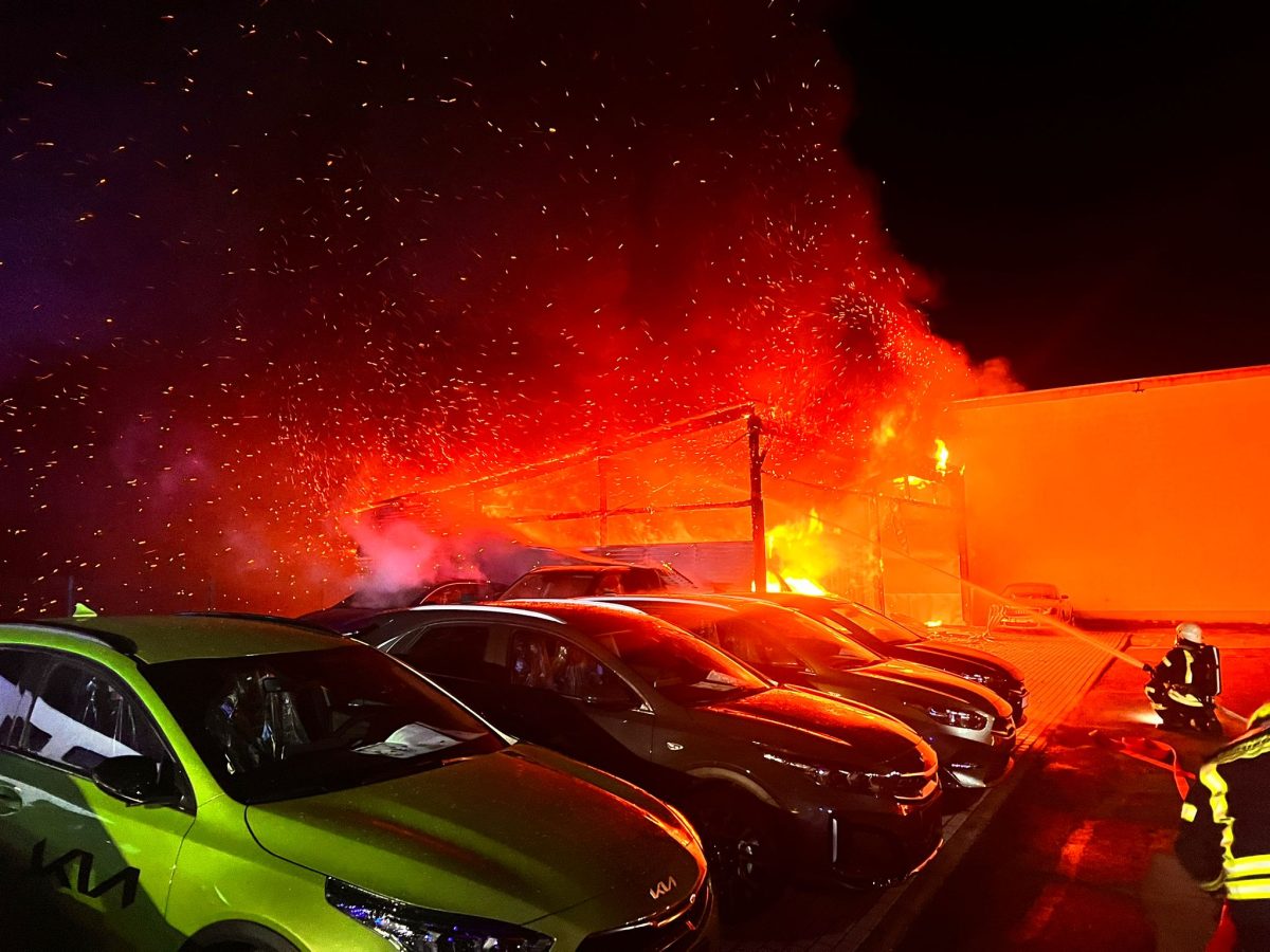 Flammen-Inferno auf dem GelÃ¤nde eines Autohauses in Meiningen!