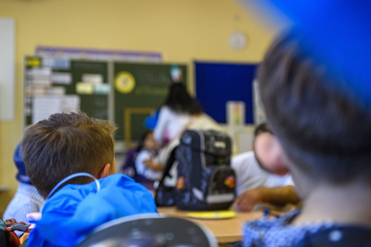 Trotz Schulpflicht würden mehrere Schulkinder auf der Warteliste stehen. Der Lehrermangel in Thüringen spitzt sich zu. (Symbolbild)