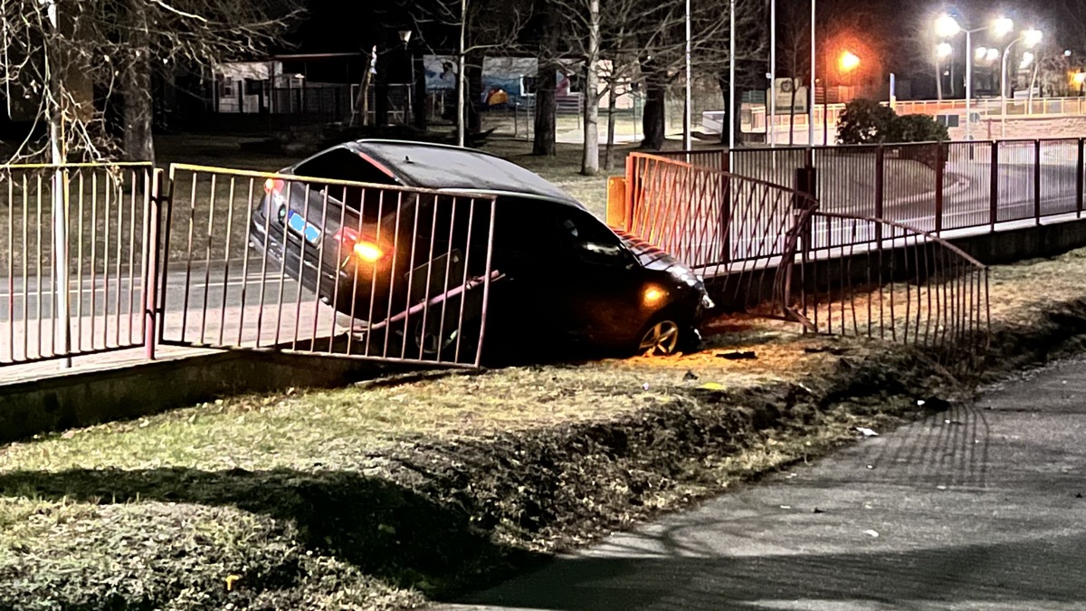 Im thÃ¼ringischen Stadtroda hat ein Auto bei der Polizei eingeparkt. Unfreiwillig.