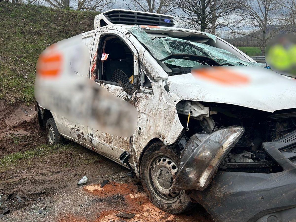 Der Transporter wurde bei dem Unfall auf der A38 in Thüringen schwer beschädigt.