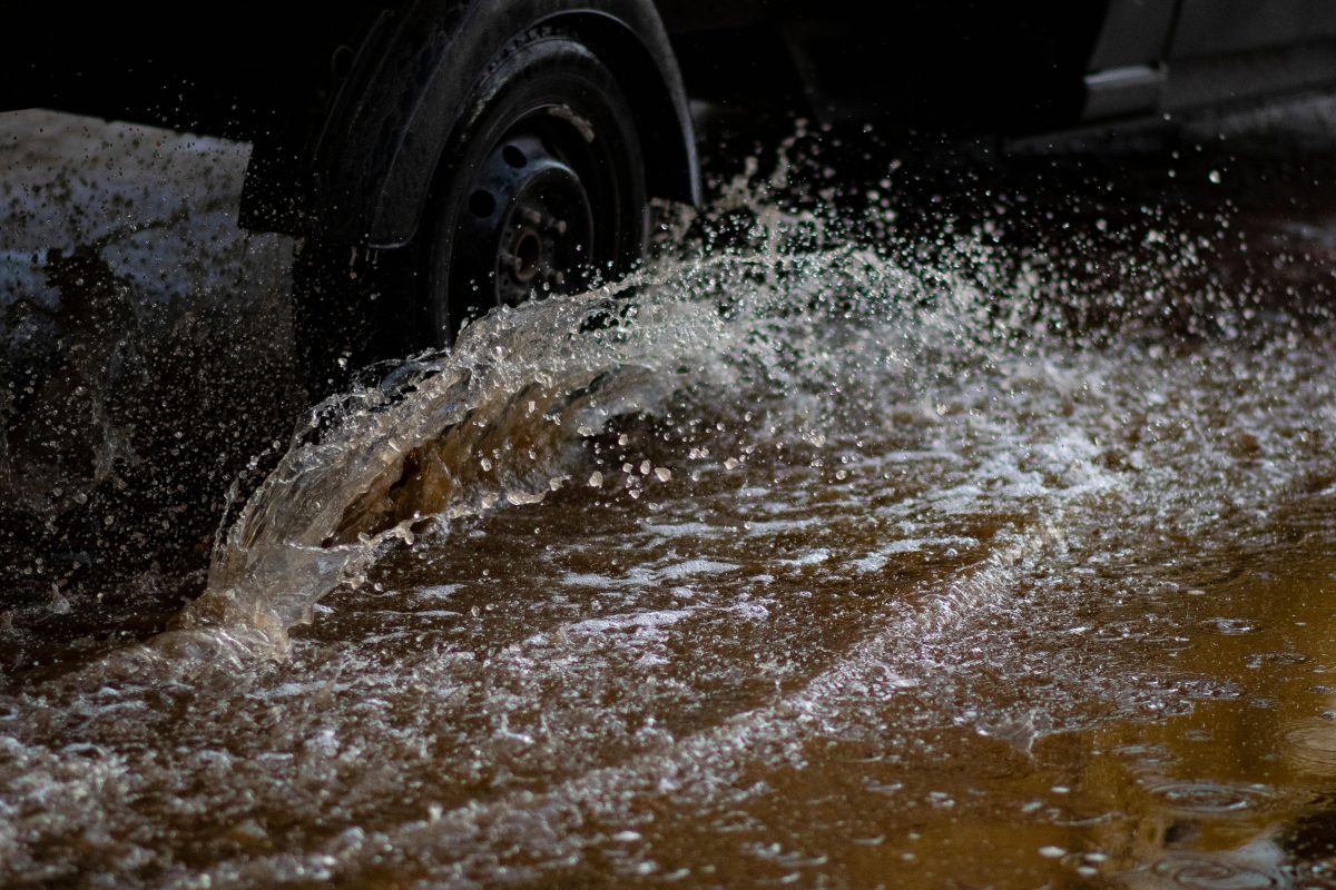 Heftiger Crash bei Aquaplaning! (Symbolbild)