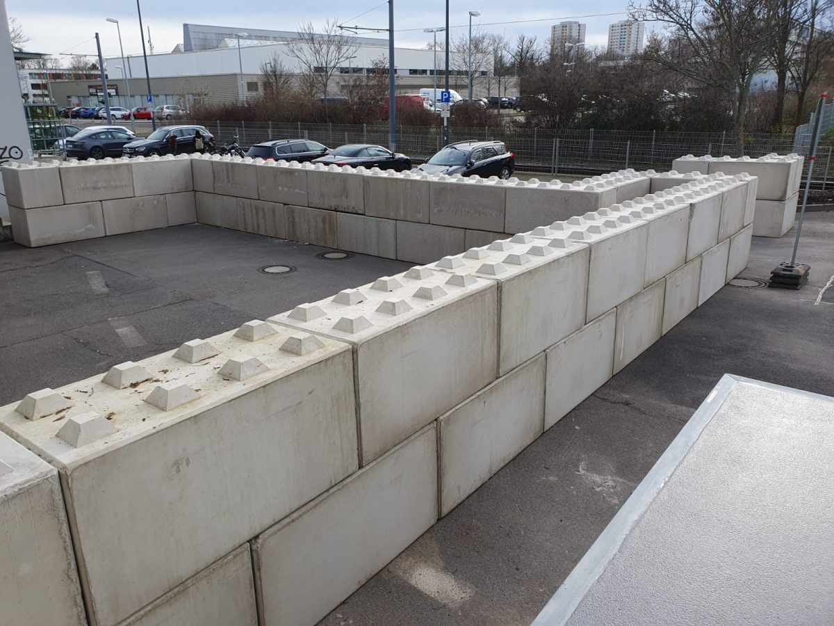 Kein verfrühter Aprilscherz: Die Mauer von Erfurt ist wieder da. Rund neun Monate nach ihrem erzwungenen Aus blockieren fette Betonklötze eine wichtige Zufahrt.