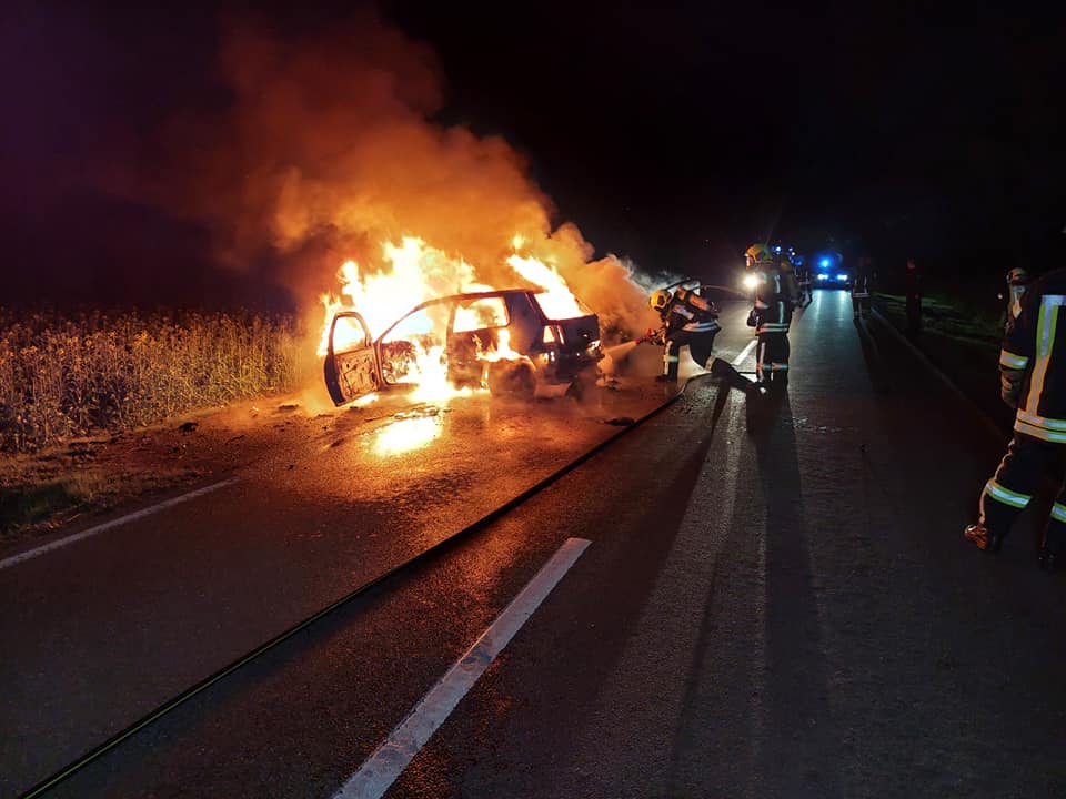 Gleich zwei Autos sind nach einem Unfall in ThÃ¼ringen ausgebrannt.