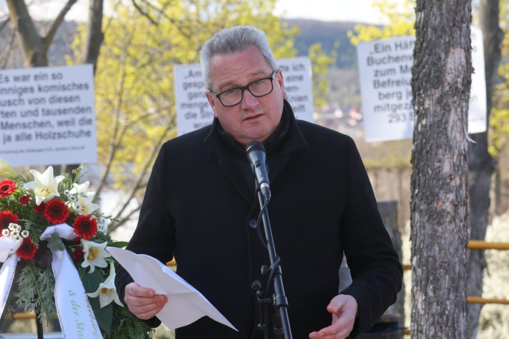 Jens-Christian Wagner, Leiter der Gedenkstätte Buchenwald, spricht bei einer Veranstaltung zum Gedenken der Stadt an den Todesmarsch durch Jena 1945.