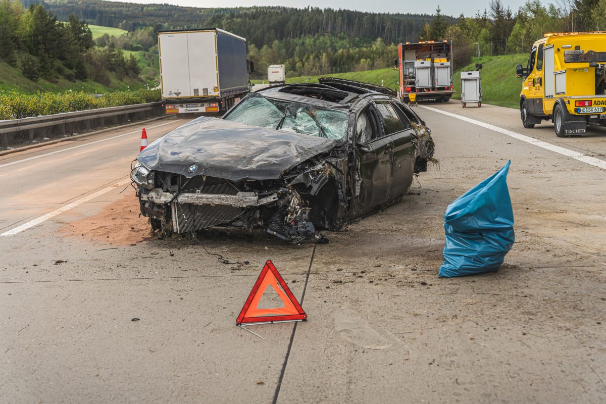 Von dem BMW blieb nach dem Unfall auf der A9 in ThÃ¼ringen nicht mehr viel Ã¼brig.