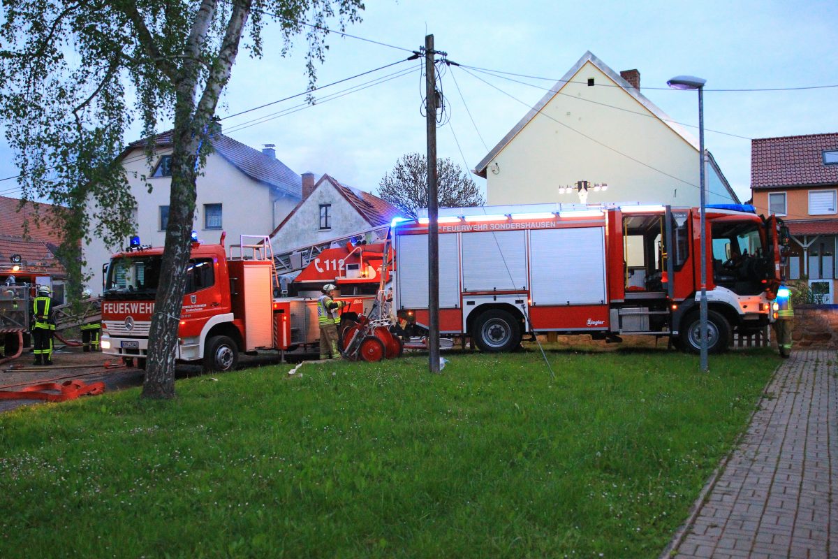 Anwohner haben am frÃ¼hen Sonntagmorgen ein Knistern gehÃ¶rt. Dann folgte der Schock in Hohenbra in ThÃ¼ringen!