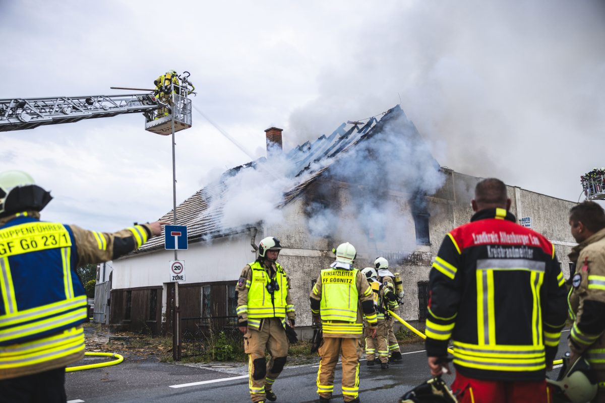 Feuerwehr kÃ¤mpft gegen Flammen in einem historischen Haus in ThÃ¼ringen