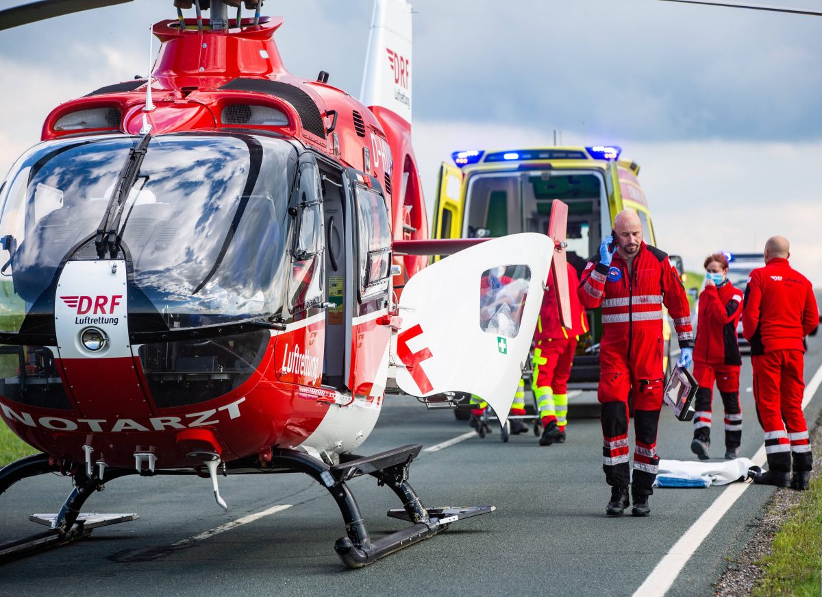 An einer engen Stelle in ThÃ¼ringen hat es gekracht. Insgesamt gibt es drei Verletzte. Auch ein Rettungshubschrauber war im Einsatz.