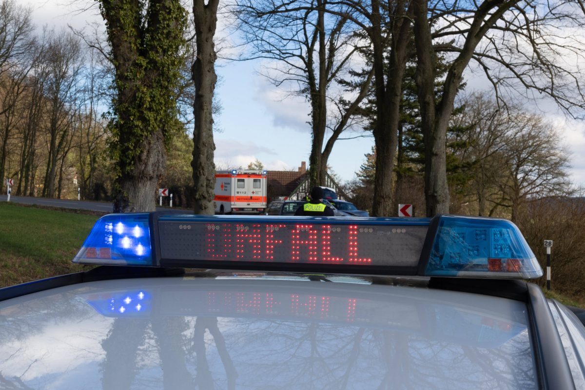 Heftiger Abflug von der B4 in Thüringen am frühen Morgen! Offenbar war Sekundenschlaf der Auslöser für den Crash.